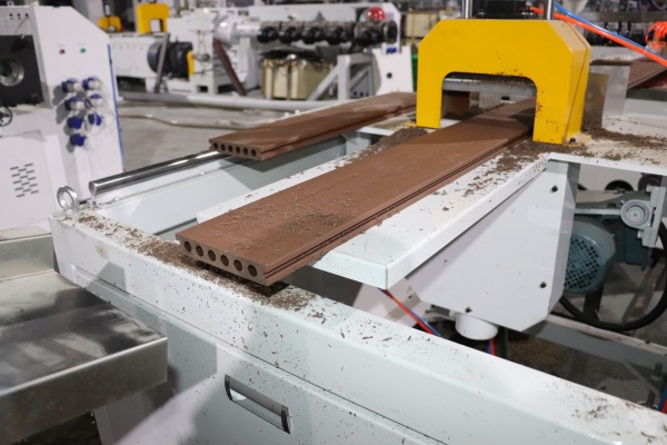 إنتاج ملف تعريف WPC: الدليل الكامل لتصنيع مركبات الخشب والبلاستيك