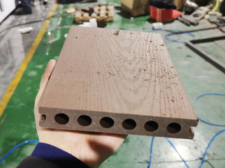 آلة التزيين WPC ، وآلات تصنيع WPC ، وجهاز ملف تعريف WPC ، وآلة بثق WPC ، وجهاز صنع التزيين WPC