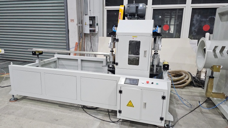 خط إنتاج آلة تصنيع الأنابيب البلاستيكية عالية الكفاءة