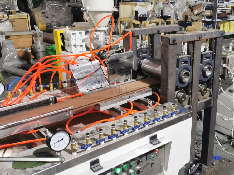 آلة التزيين WPC ، وآلات تصنيع WPC ، وجهاز ملف تعريف WPC ، وآلة بثق WPC ، وجهاز صنع التزيين WPC