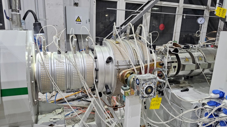 آلة الأنابيب البلاستيكية ، آلة بثق الأنابيب البلاستيكية ، خط إنتاج الأنابيب البلاستيكية ، آلة الأنابيب البلاستيكية ذات المسمار المزدوج آلة 