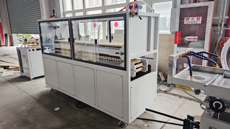 خط إنتاج الألواح البلاستيكية، آلة تصنيع الألواح البلاستيكية المخددة، آلة تصنيع الألواح البلاستيكية المخددة