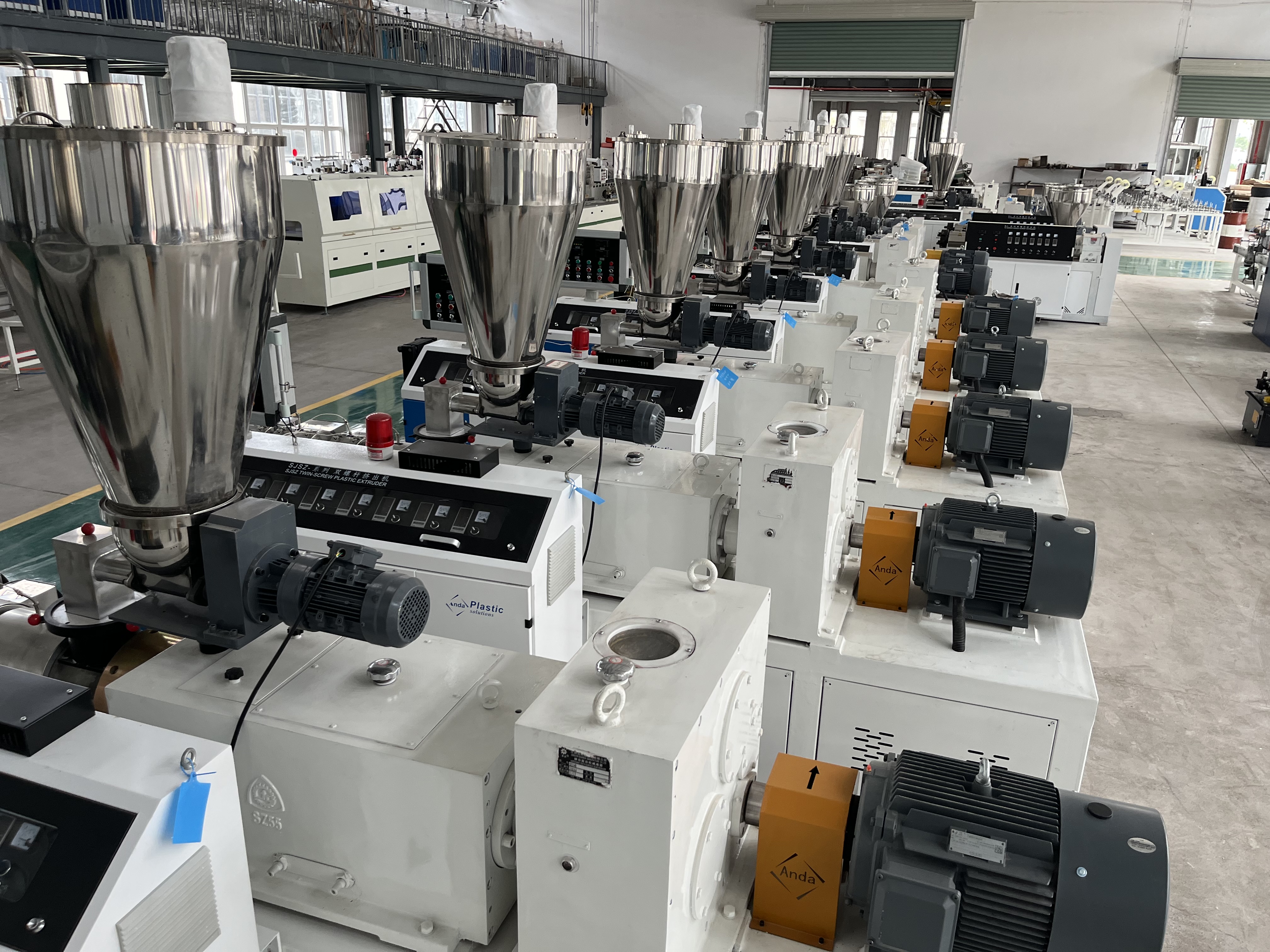 ما هي المكونات الرئيسية لآلة بثق البلاستيك؟