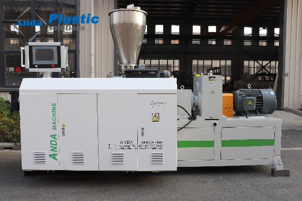 آلة البثق التي تعمل باللمس