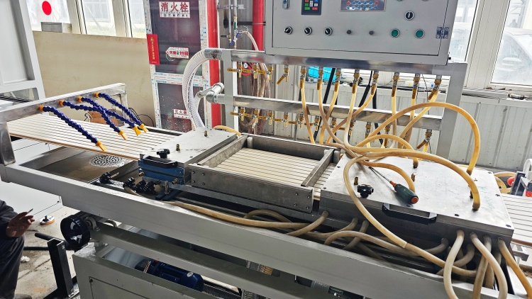 خط إنتاج الألواح البلاستيكية، آلة تصنيع الألواح البلاستيكية المخددة، آلة تصنيع الألواح البلاستيكية المخددة